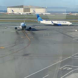 Alaska Airlines A320 and a United 737-800 in the new 2019 livery Alaska Airlines A320 and a United 737-800 in the new 2019 livery