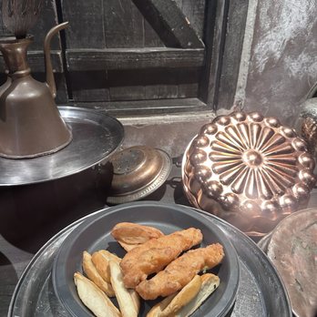 Three Broomsticks at Universal Studios Hollywood - Sample window food - British Near Me - Universal City, California Three Broomsticks at Universal Studios Hollywood - Sample window food - British Near Me - Universal City, California