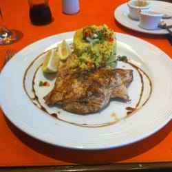 Pechuga de pollo grillada con cous-cous.