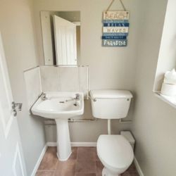 Portrush Getaway Holiday Let - Downstairs toilet