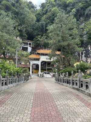 Sam Poh Tong Temple by null