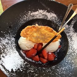 Restaurant Schieners - Hausgemachtes Joghurteis mit Mandelflorentiner und frischen Erdbeeren