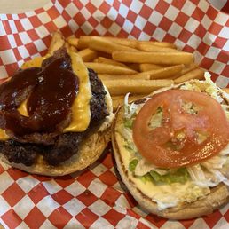 Cheeseburger with fries