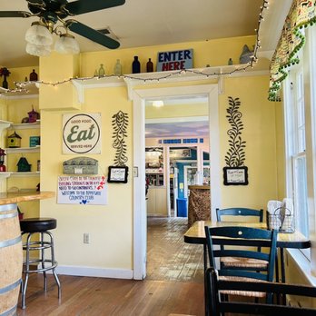 Applegate Country Club - More cute cafe decor! - Pizza Near Me - Applegate, Oregon