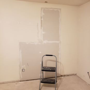 Straight Line Painting - Livingroom wall, before - Painters Near Me - Albuquerque, New Mexico Straight Line Painting - Livingroom wall, before - Painters Near Me - Albuquerque, New Mexico