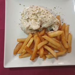 Restaurante los Amigos - Merluza a la crema  Crema de calabacín Pollo relleno  Redon de ternera ! Diez euros...!!!