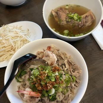 Phnom Penh Noodle Shack - 1. Phnom Penh Noodles (House Special) - Regular, wide rice noodles. Got the bean sprouts steamed! - Cambodian Near Me - Long Beach, California