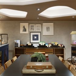 L'Ermitage - The dining area in the room/suite.