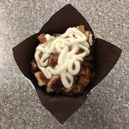 Cinnabon center roll; exterior dough pieces were dry and crunchy --stale and the cinnamon was flavorless.