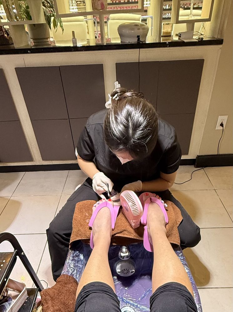 Enticing Nails by Andy Logo