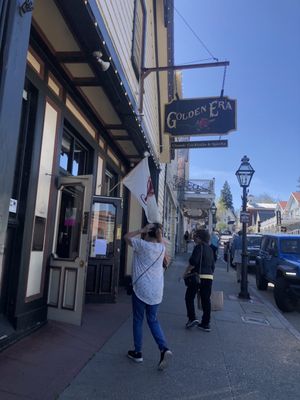 Golden Era Cocktail Bar and Lounge by null