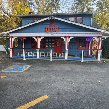 Hungry Bear BBQ #2 - Outside - Barbeque Near Me - Gatlinburg, Tennessee