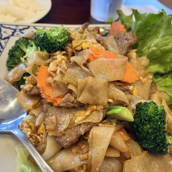 Lao Esan Kitchen - 44 - Pad See Ew - Thai Near Me - Lake Elsinore, California Lao Esan Kitchen - 44 - Pad See Ew - Thai Near Me - Lake Elsinore, California