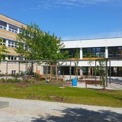 Melanchthon-Gymnasium - Schulhof südlich von Haus 1. Im Hintergrund die sanierte Aula.