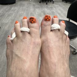 Davi Nail - Ignore my feet, just look at my Pumpkin Toes!