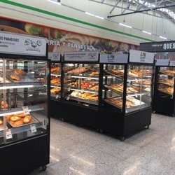 Soriana - Bread/pastry aisle. Fresh and plenty to choose from.