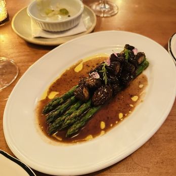 Buvette Scott - Morilles farcies, asperge verte, jus d'oignon (Stuffed morel mushrooms, green asparagus, onion sauce) - Canadian (New) Near Me - Quebec City, Quebec Buvette Scott - Morilles farcies, asperge verte, jus d'oignon (Stuffed morel mushrooms, green asparagus, onion sauce) - Canadian (New) Near Me - Quebec City, Quebec