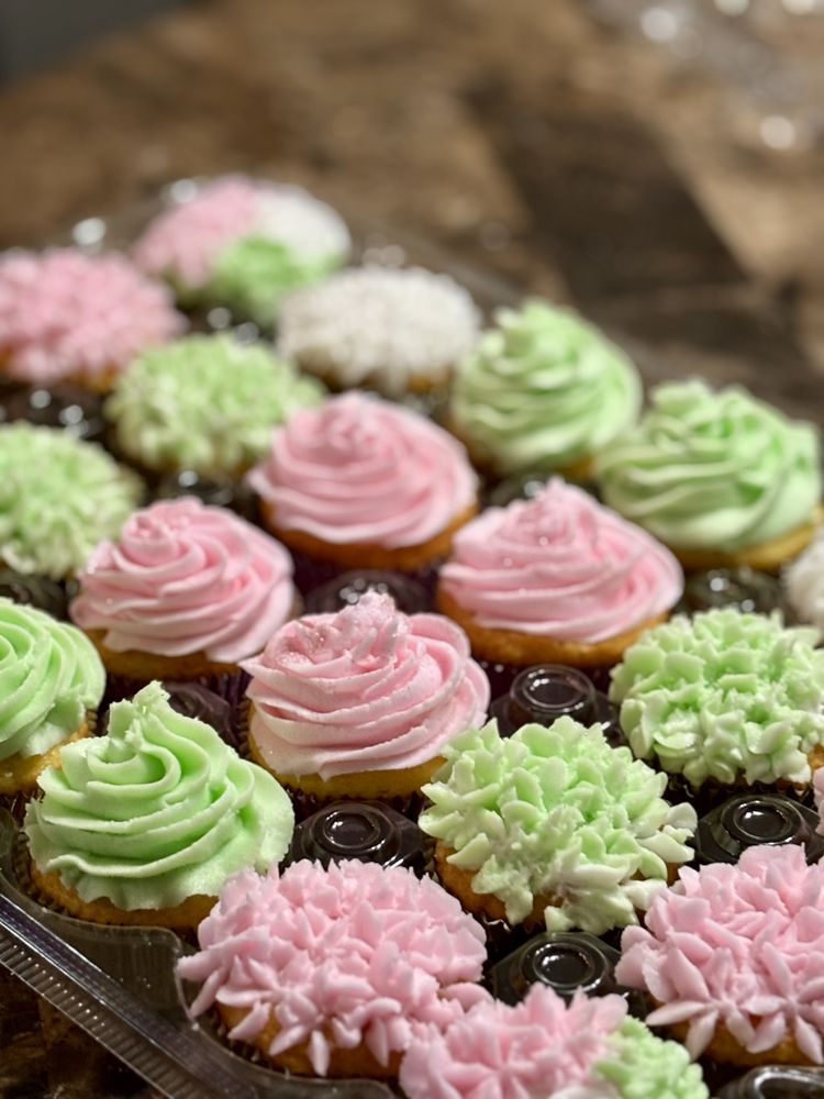 Monique’s Cupcake Boutique Logo