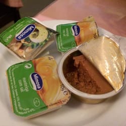 Paixao aos Molhos - "3 butters": butter with salt, butter with herbs, and a sardine pâté