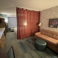 Home2 Suites by Hilton Lewisburg - Curtain pulled