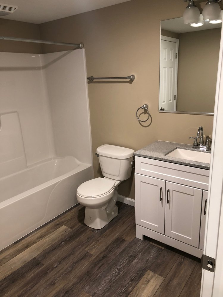 WESTWOOD VILLAGE Updated August 2024 1401 Country Club Rd, Fairmont