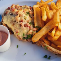 Flieger-Bräu - Tomahawk mit Speck und Zwiebeln gratiniert.