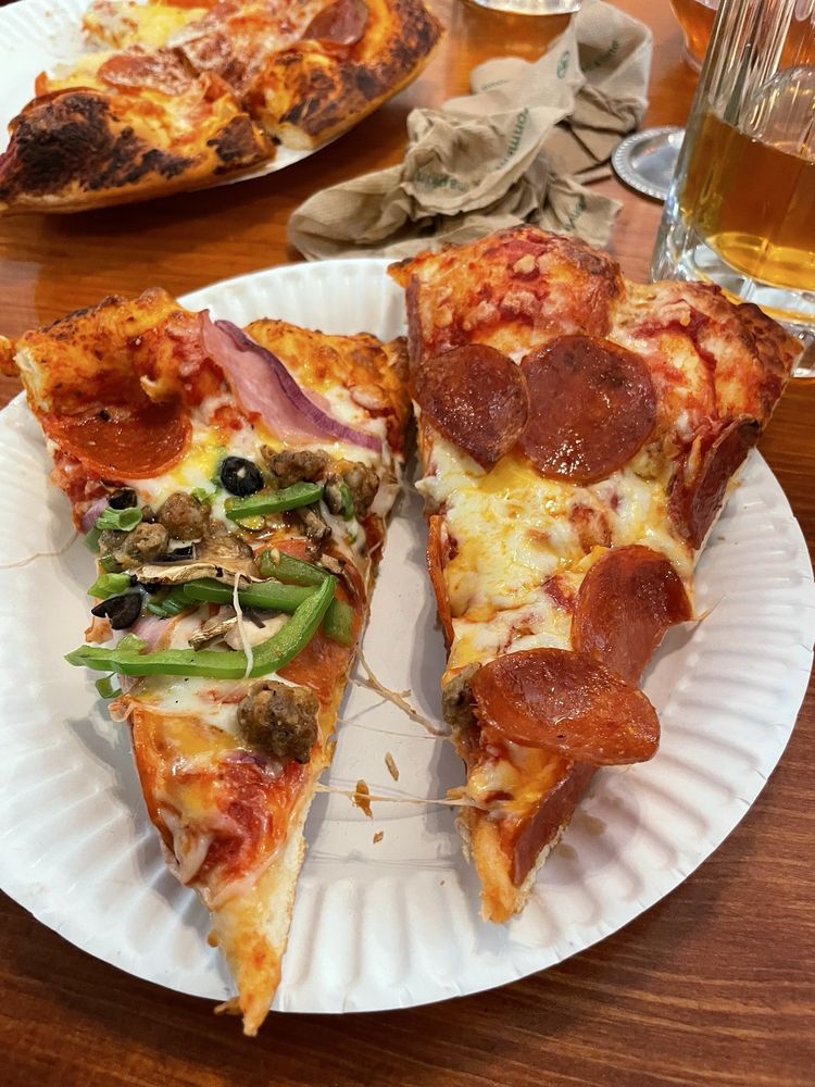 Bear Mountain Pizza Logo