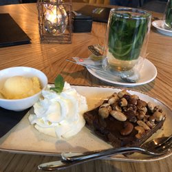 Captain's Paradise - Schoko- Brownie mit Eis und Schlag
