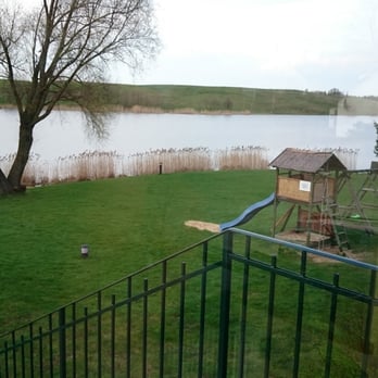 Stary Młyn - Widok na część placu zabaw i jezioro - Polish Near Me - Giżycko, WN