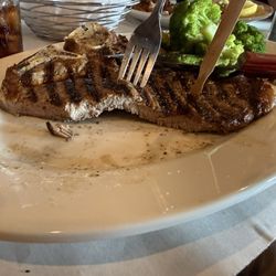 Brown Derby - Medium rare 22oz porterhouse and broccoli
