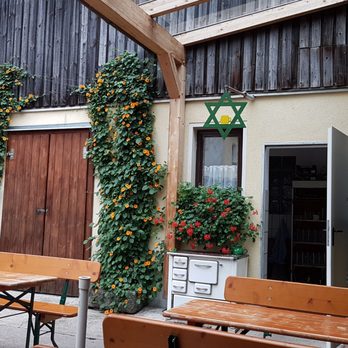 Neuhauser Zoigl beim Käck'n - Die schwarzäugige Susanne bewacht das Zoigl-Bier - Bavarian Near Me - Windischeschenbach, BY Neuhauser Zoigl beim Käck'n - Die schwarzäugige Susanne bewacht das Zoigl-Bier - Bavarian Near Me - Windischeschenbach, BY