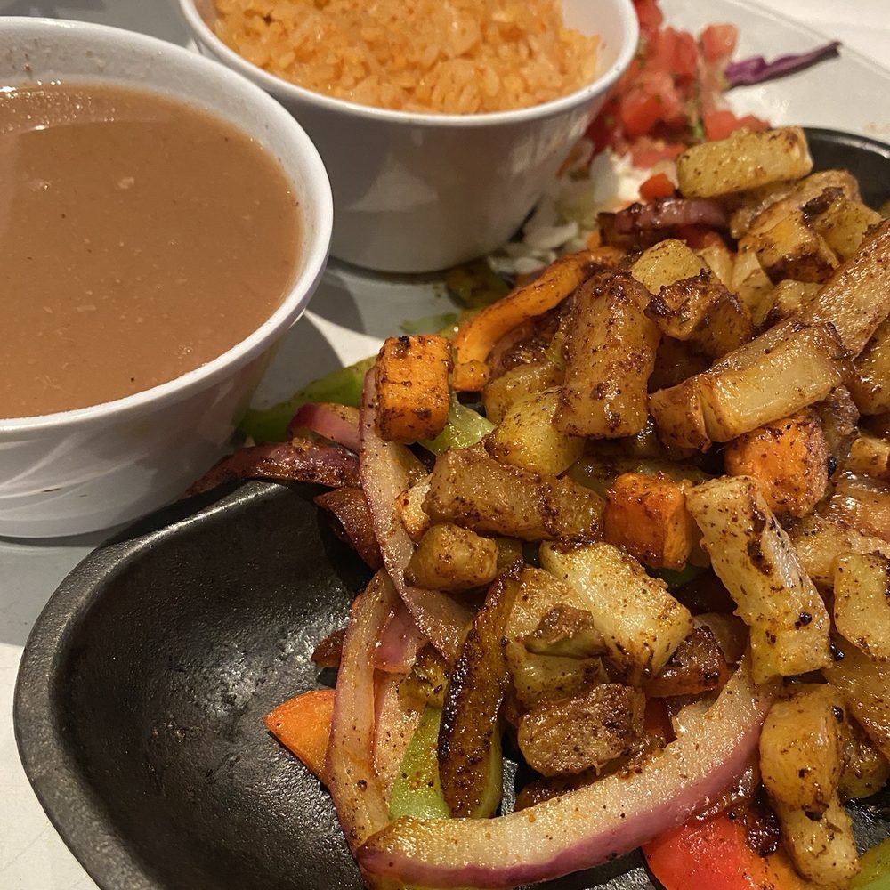 Luna Modern Mexican Kitchen - Veggie Fajitas with ZERO FLAVOR and covered in oil. HOW do you F this up? - Mexican Near Me - Corona, California Luna Modern Mexican Kitchen - Veggie Fajitas with ZERO FLAVOR and covered in oil. HOW do you F this up? - Mexican Near Me - Corona, California