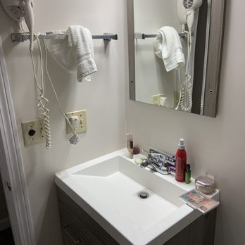 Americas Best Value Inn & Cottages Wells Ogunquit - Bathroom sink - Hotels Near Me - Wells, Maine Americas Best Value Inn & Cottages Wells Ogunquit - Bathroom sink - Hotels Near Me - Wells, Maine