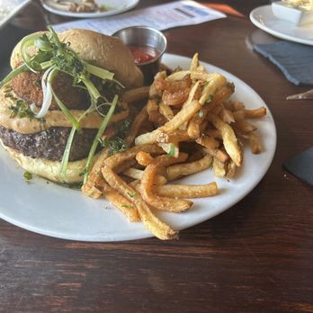 Moonshine 152 - Mac and cheese Burger - New American Near Me - Boston, Massachusetts