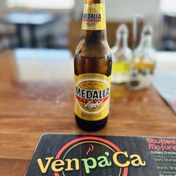 Ven pa’Ca Food Truck - Medalla Light