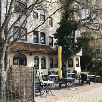 Café Benjamin - Der Eingang mit dem Biergarten - Cafes Near Me - Trebur, HE