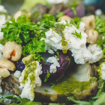 Sladerij - Salad with feta, roasted jerusalem artishok, roasted eggplant, hazelnut, fresh herbs - Salad Near Me - Hasselt, VLI