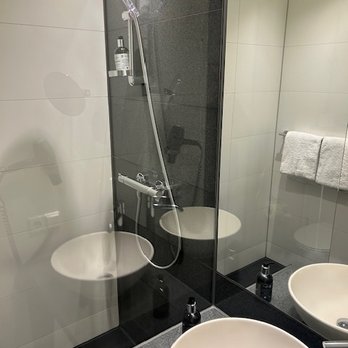 Motel One Stuttgart - En-suite shower, sink and toilet. - Hotels Near Me - Stuttgart, BW