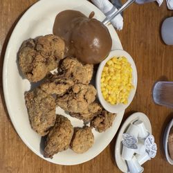 Lindy's Restaurant - Fried Chicken Livers with mashed potatoes and corn. Delicious!