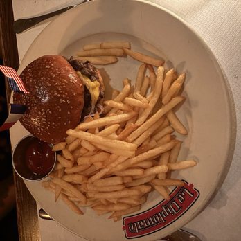 Le Diplomate - Cheeseburger - Brasseries Near Me - Washington, DC, District of Columbia Le Diplomate - Cheeseburger - Brasseries Near Me - Washington, DC, District of Columbia