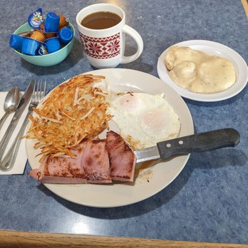 Izzy's Cafe - Their ham steak was wonderful, eggs were properly cooked, hash browns were crispy, and the biscuit and gravy was just right. - Barbeque Near Me - El Cajon, California