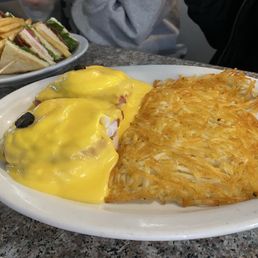 Eggs Benedict, hash browns