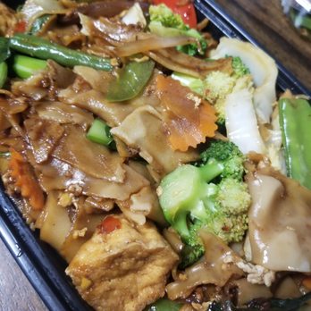 Mae Kong Thai Restaurant - Pad Kee Mao (drunken noodles) - Thai Near Me - New Britain, Connecticut Mae Kong Thai Restaurant - Pad Kee Mao (drunken noodles) - Thai Near Me - New Britain, Connecticut