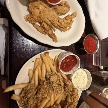 Pappadeaux Seafood Kitchen - Fried oysters and fried soft shell crab - Cajun/Creole Near Me - Dallas, Texas