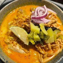 Khao soy chicken