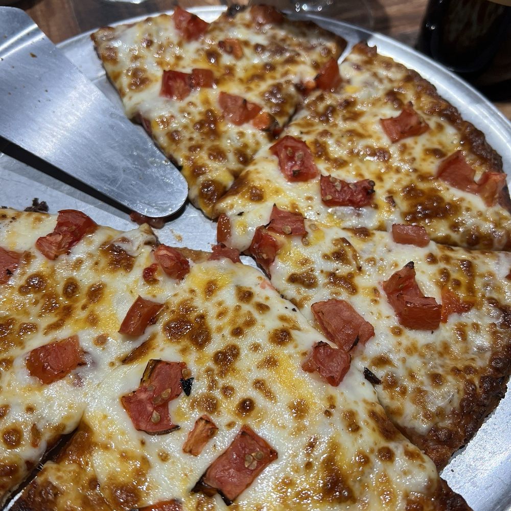 Round Table Pizza - My attempt to eat a Margherita - Pizza Near Me - San Antonio, Texas