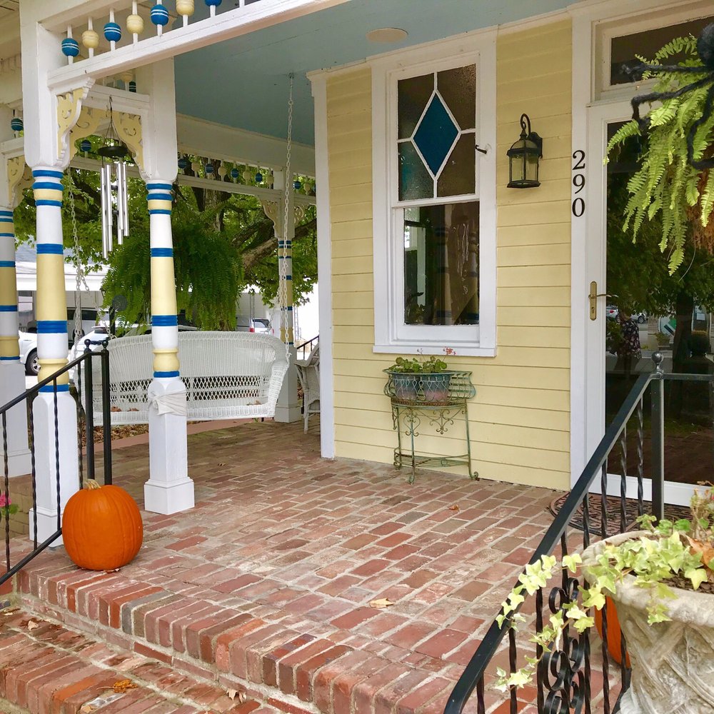 Farley’s - Front Porch - Bed & Breakfast Near Me - Calhoun, Kentucky Farley’s - Front Porch - Bed & Breakfast Near Me - Calhoun, Kentucky