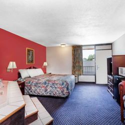 Days Inn by Wyndham Martin - Guest room