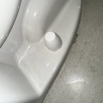 Holiday Inn - Dirt on, near, and around the toilet. - Hotels Near Me - Blytheville, Arkansas
