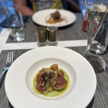 United Polaris Lounge - Scallops and bubbly - Airport Lounges Near Me United Polaris Lounge - Scallops and bubbly - Airport Lounges Near Me